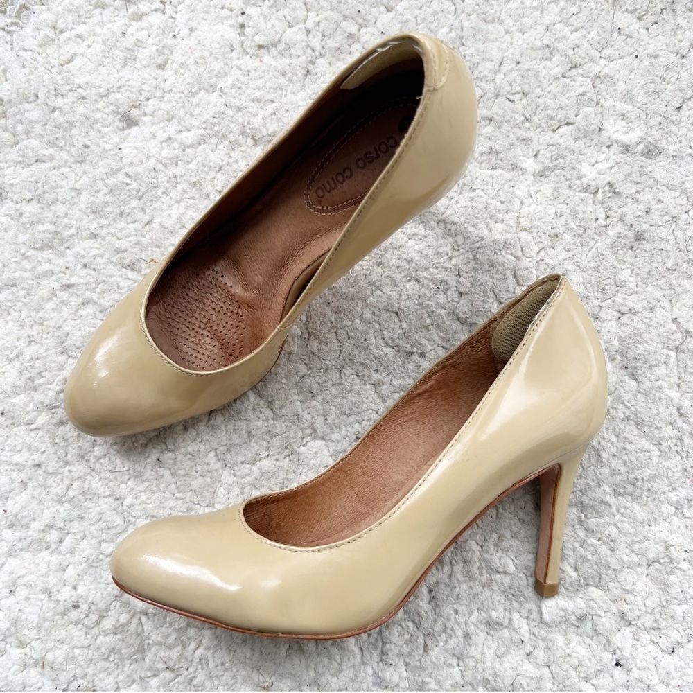 Corso Como: Classic Tan Patent Leather Almond Toe Pump Heels Size 7